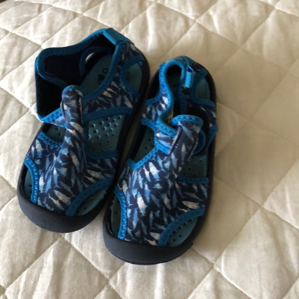 OshKosh Boy’s Water Shoes - Picture 2 of 3